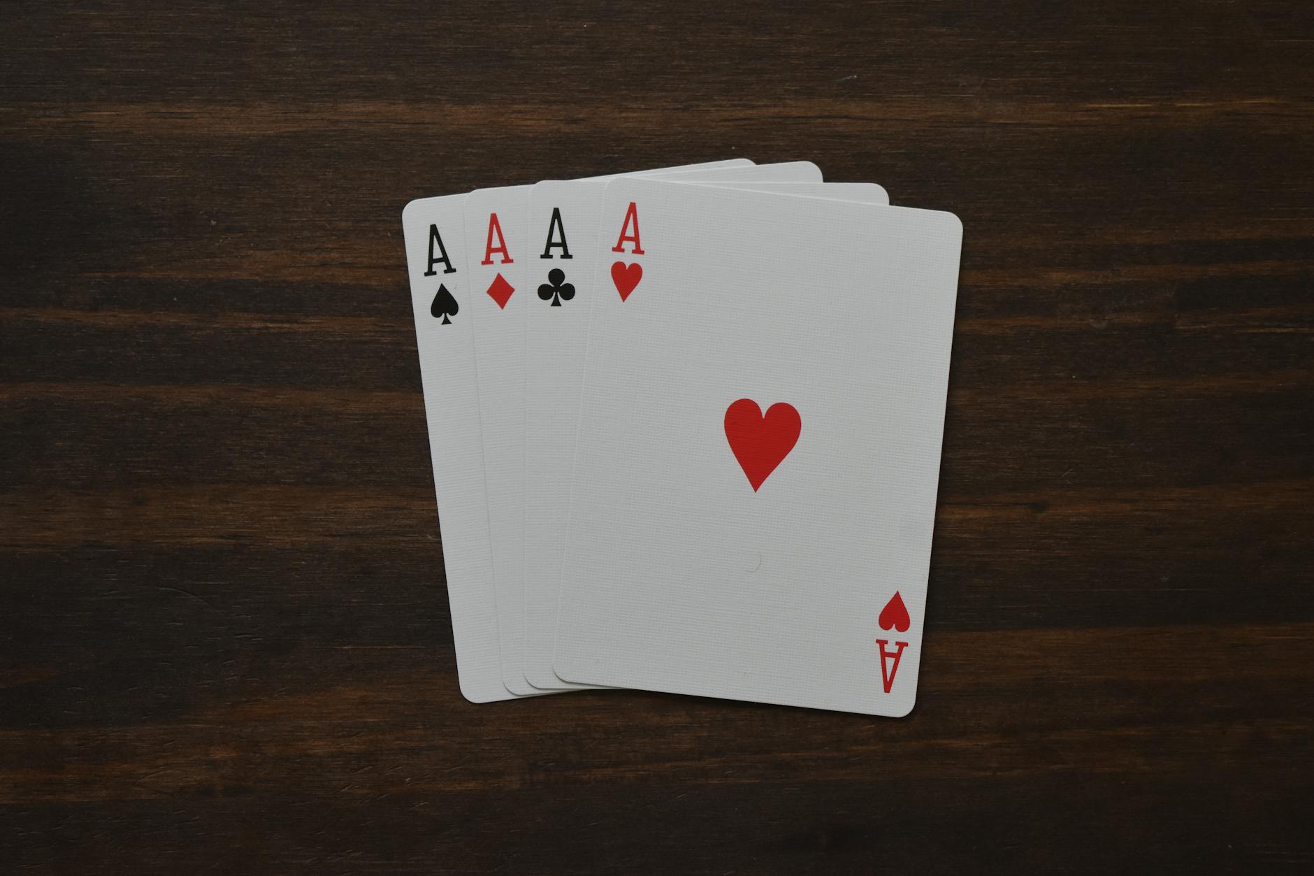 Hình minh họa cách tính điểm bài blackjack với lá A, bài mềm và bài cứng