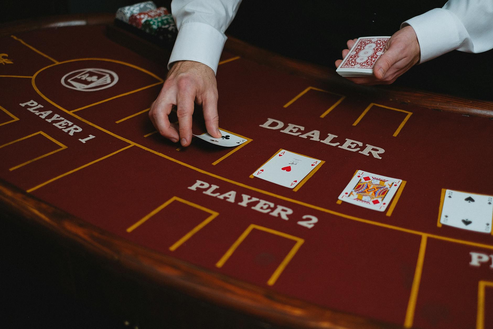 Người chơi đang chọn hit, stand hoặc split trong một ván blackjack