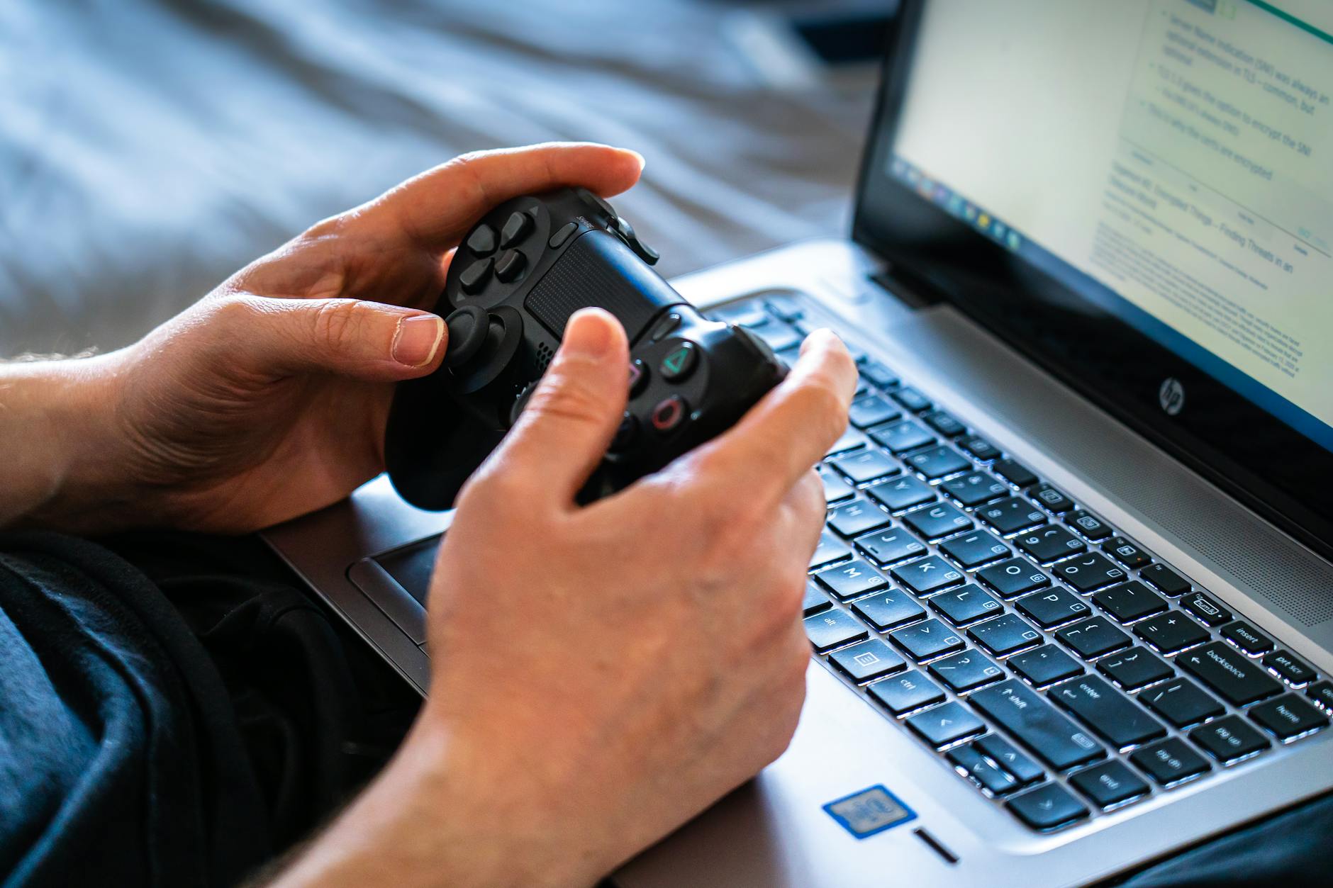 Người chơi trải nghiệm game bắn cá trên web bằng laptop