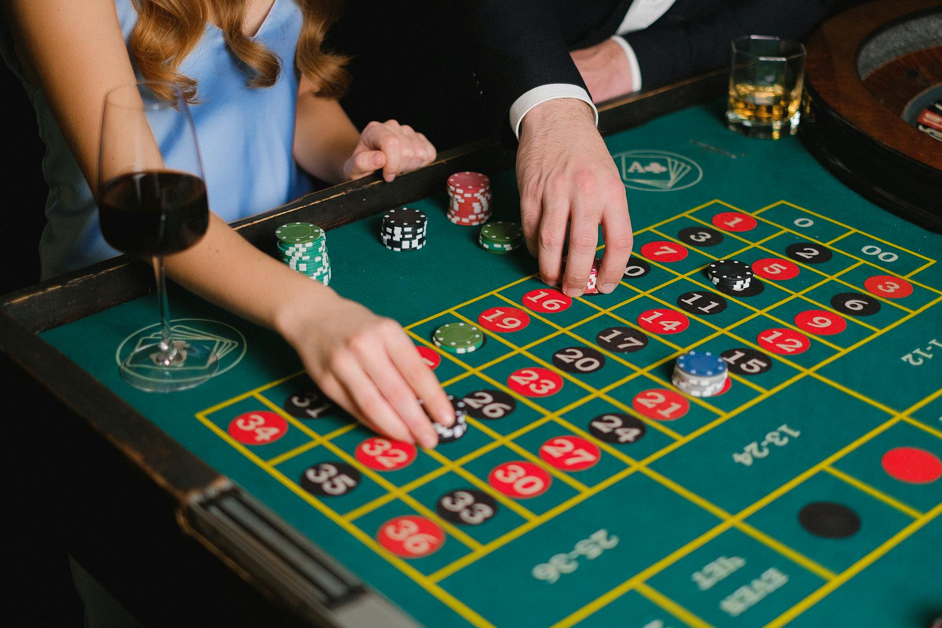 Minh họa các trò casino phổ biến như baccarat, roulette và blackjack