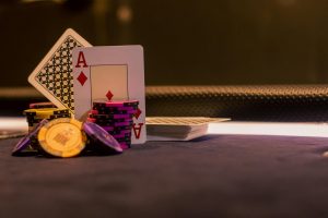 Cận cảnh bàn baccarat với bài và chip đặt cược