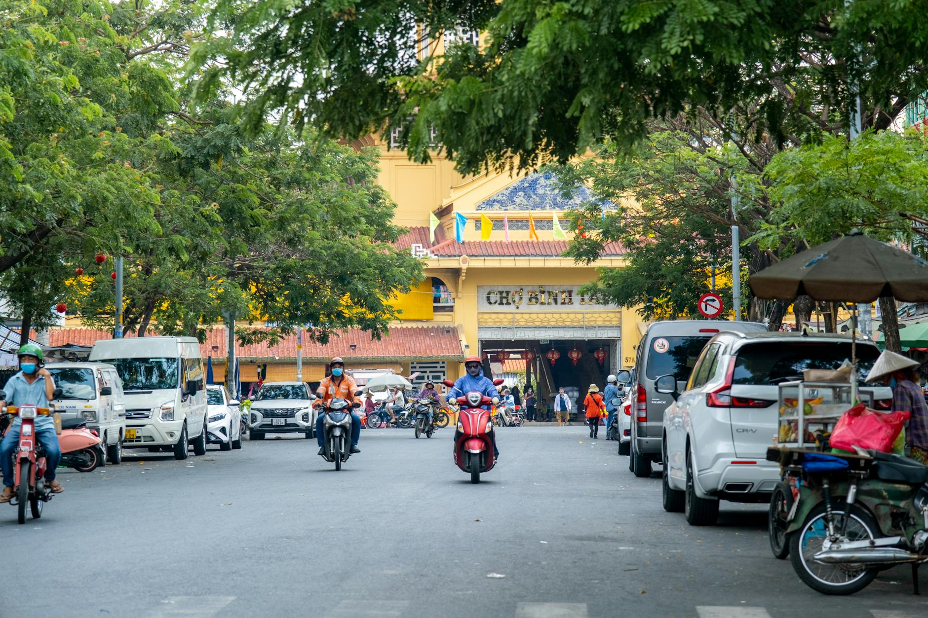 Huấn luyện viên chỉ đạo chiến thuật bên đường biên