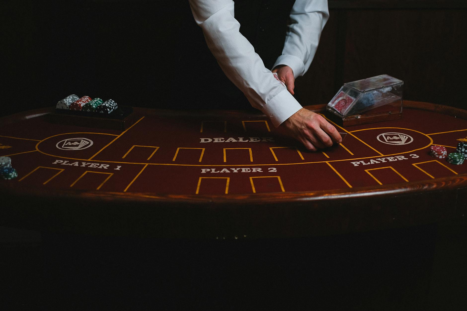 Cận cảnh bàn casino trực tuyến với chip và bố cục rõ ràng