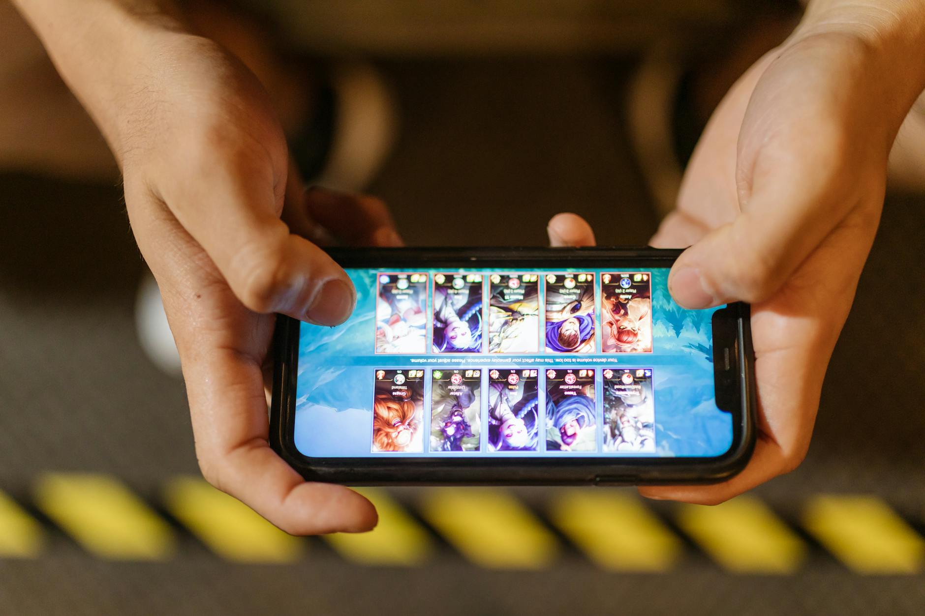 Người chơi đang thao tác game bắn cá trên điện thoại